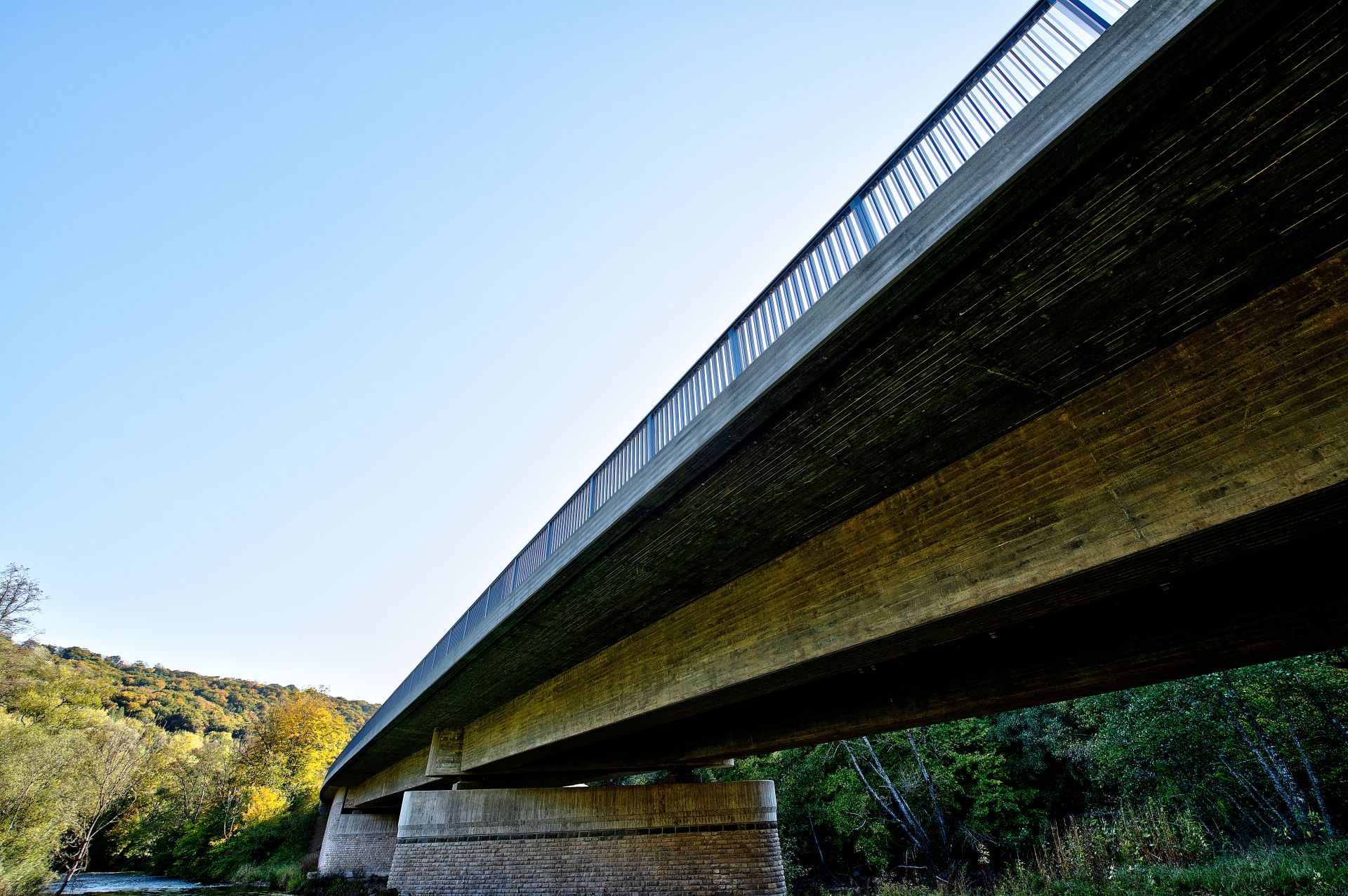 Bild zeigt Brücke über die Prüm im Zuge der L 4 in D-Menningen