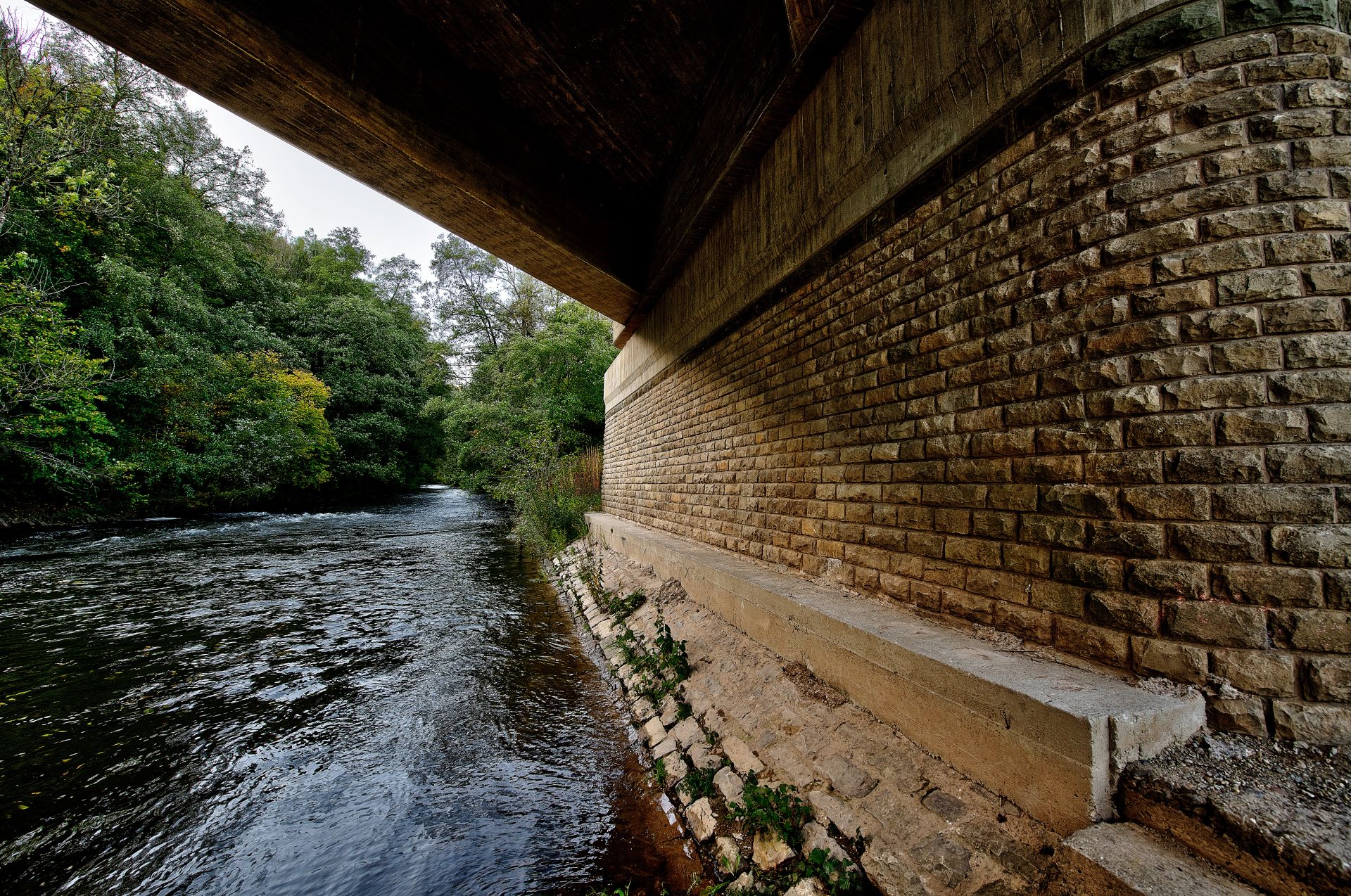 Bild zeigt Brücke über die Prüm im Zuge der L 4 in D-Menningen