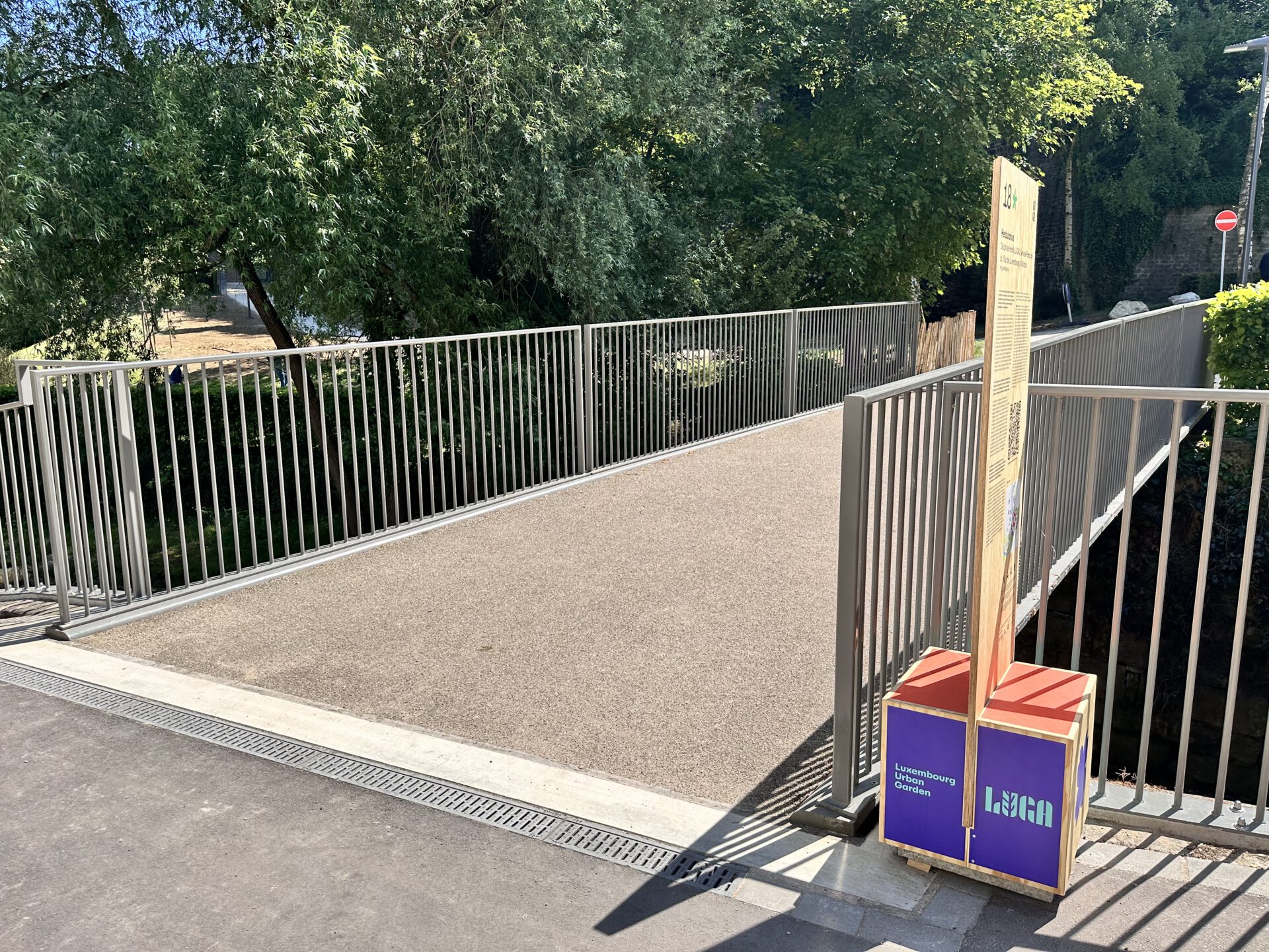 Bild zeigt PASSERELLE SUR LA PÉTRUSSE RUE ST. ULRIC in L-Luxembourg-Grund