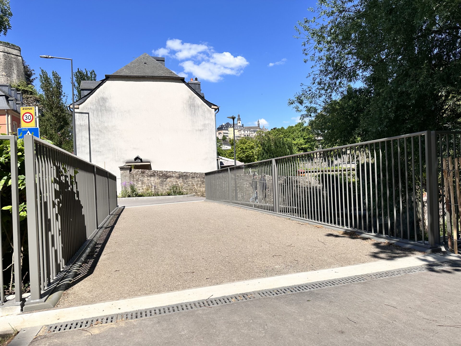 Bild zeigt PASSERELLE SUR LA PÉTRUSSE RUE ST. ULRIC in L-Luxembourg-Grund