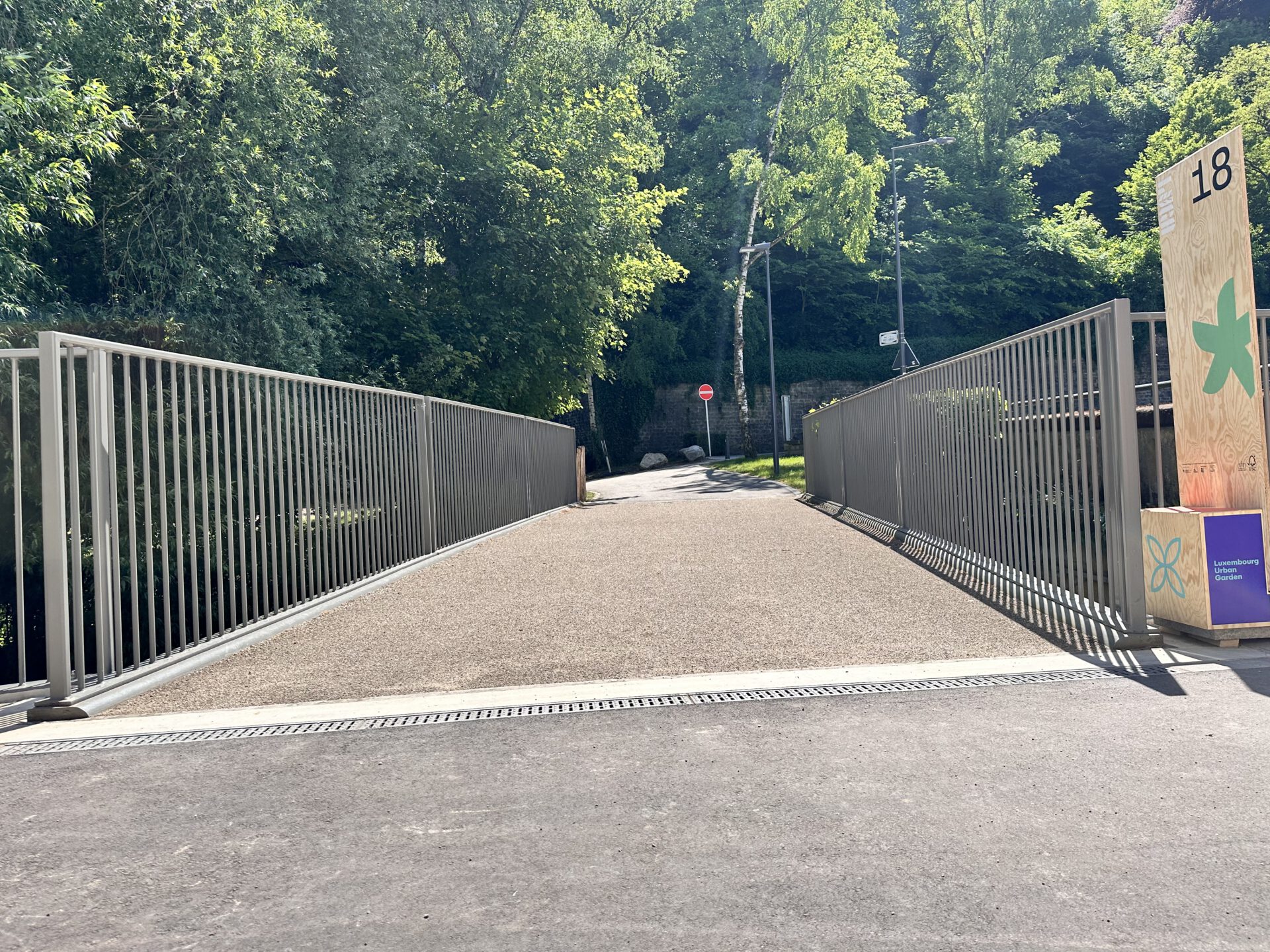 Bild zeigt PASSERELLE SUR LA PÉTRUSSE RUE ST. ULRIC in L-Luxembourg-Grund